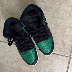 Nike Kids Shoes in Green and Black